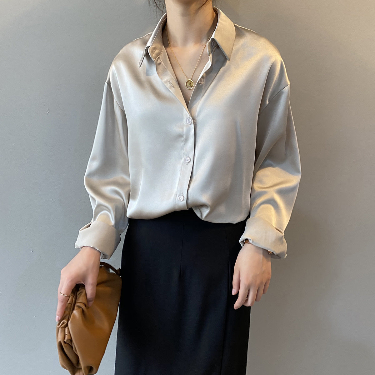 Briana - Elegante blusa in satin e seta con bottoni per donne