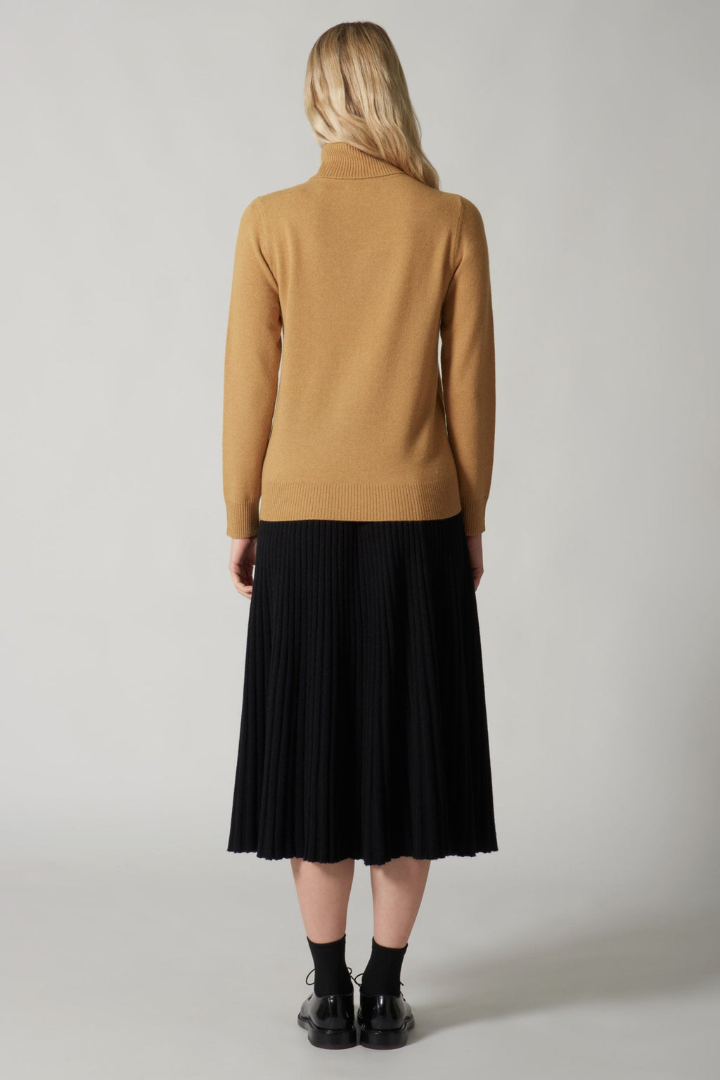 Dolcevita in Maglia Rasata in Puro Cashmere Cammello
