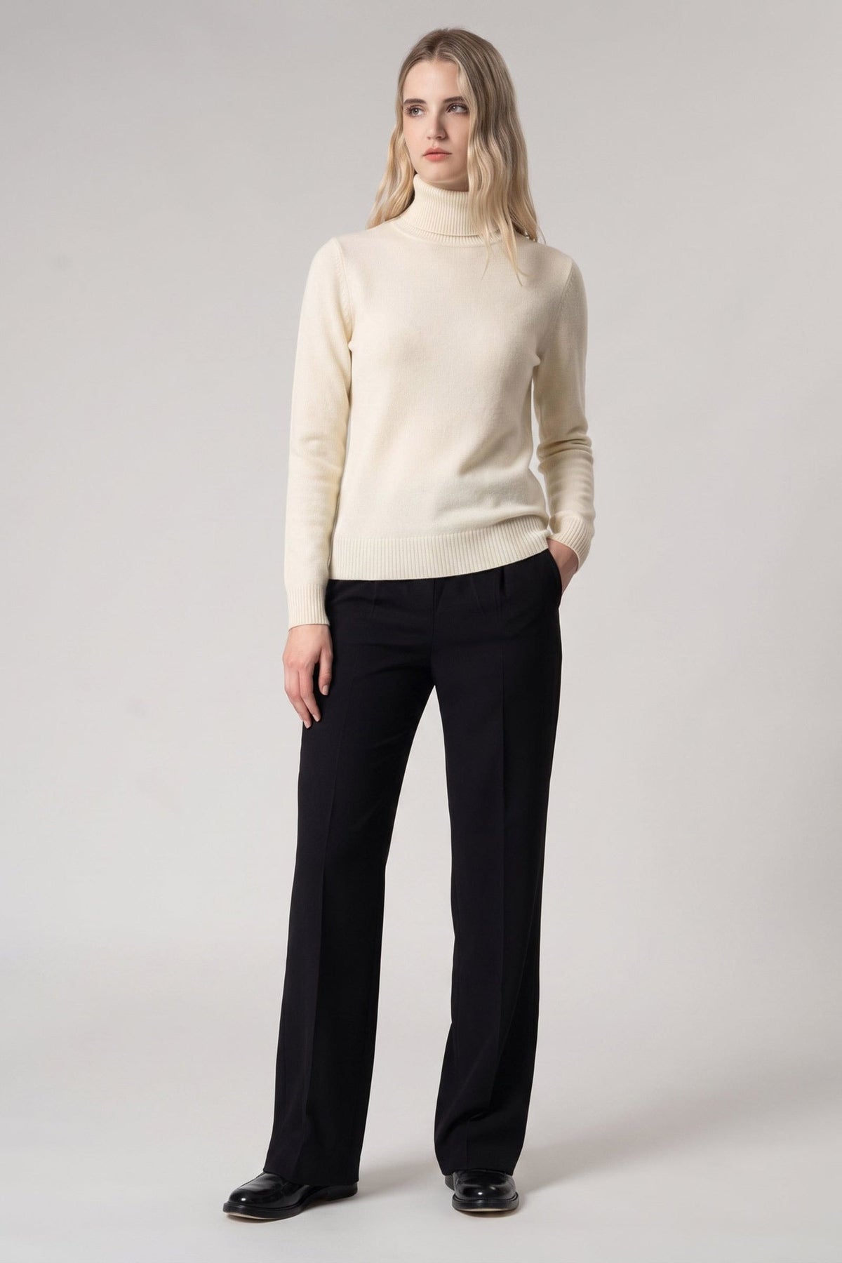 Dolcevita in Maglia Rasata in Puro Cashmere Latte