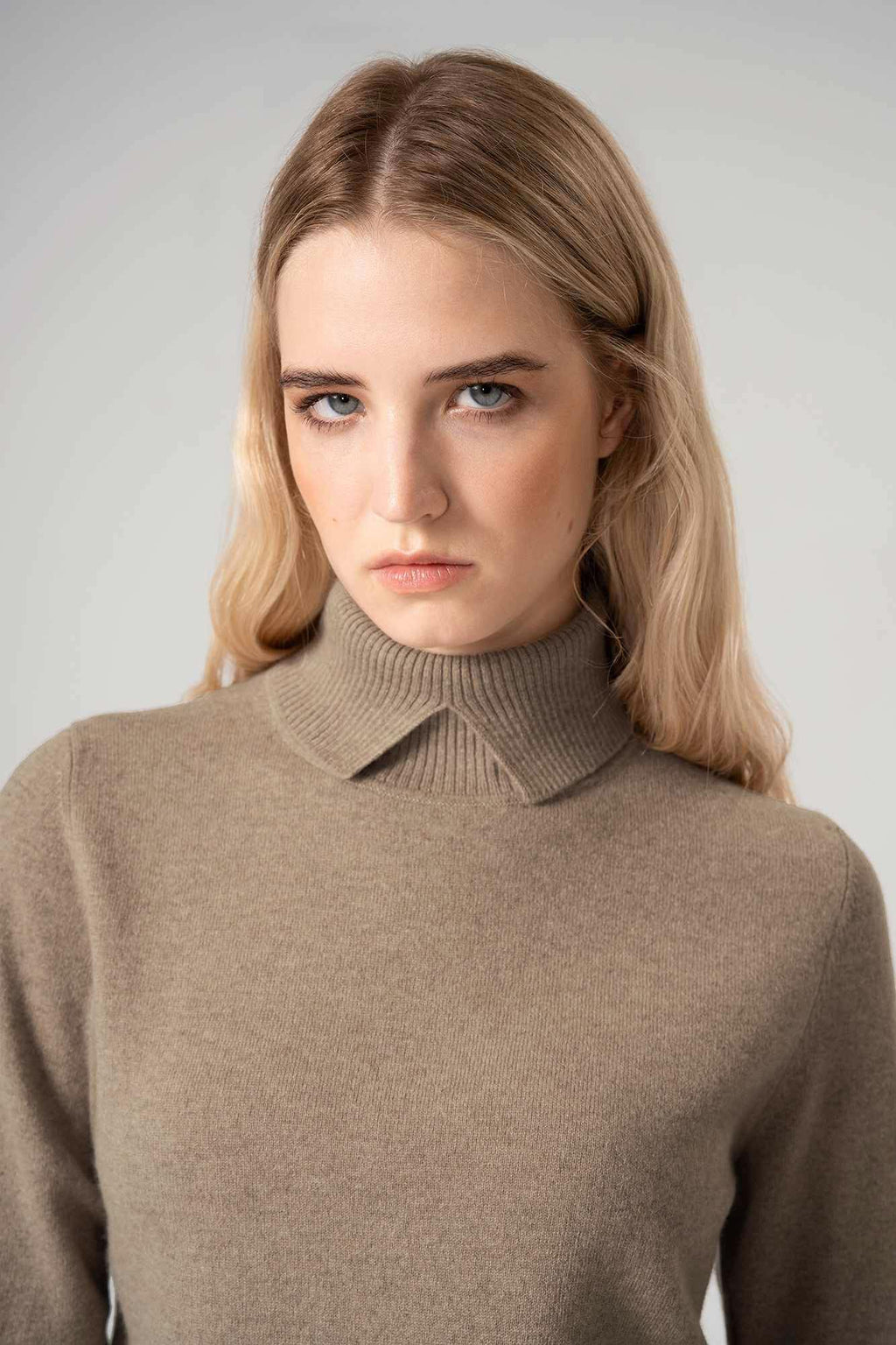 Dolcevita con Spacchetto in Puro Cashmere Dune