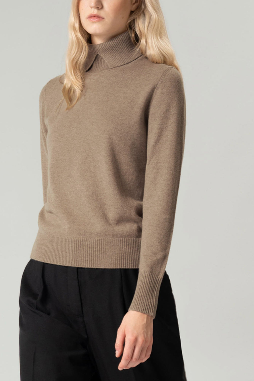 Dolcevita con Spacchetto in Puro Cashmere Dune
