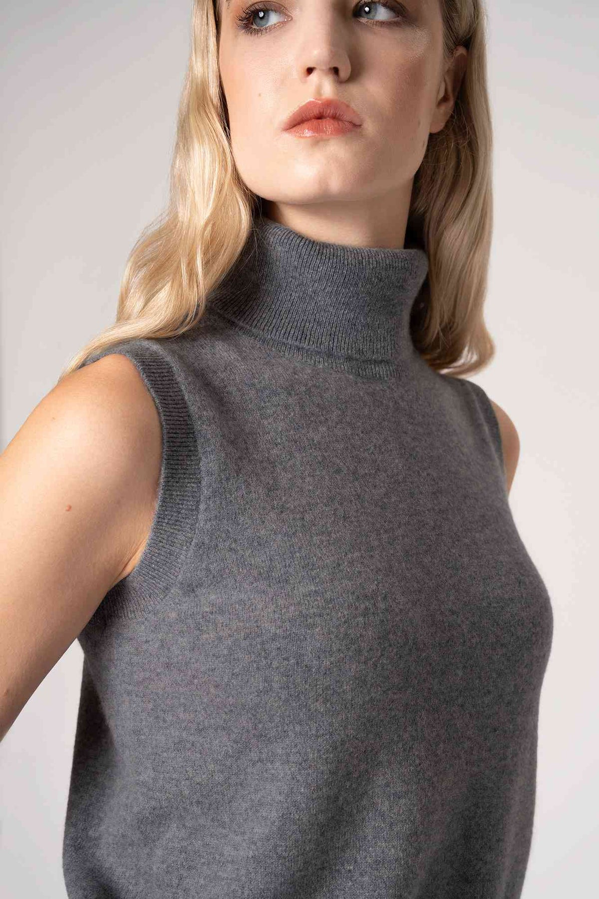 Dolcevita Senza Maniche in Puro Cashmere Derby