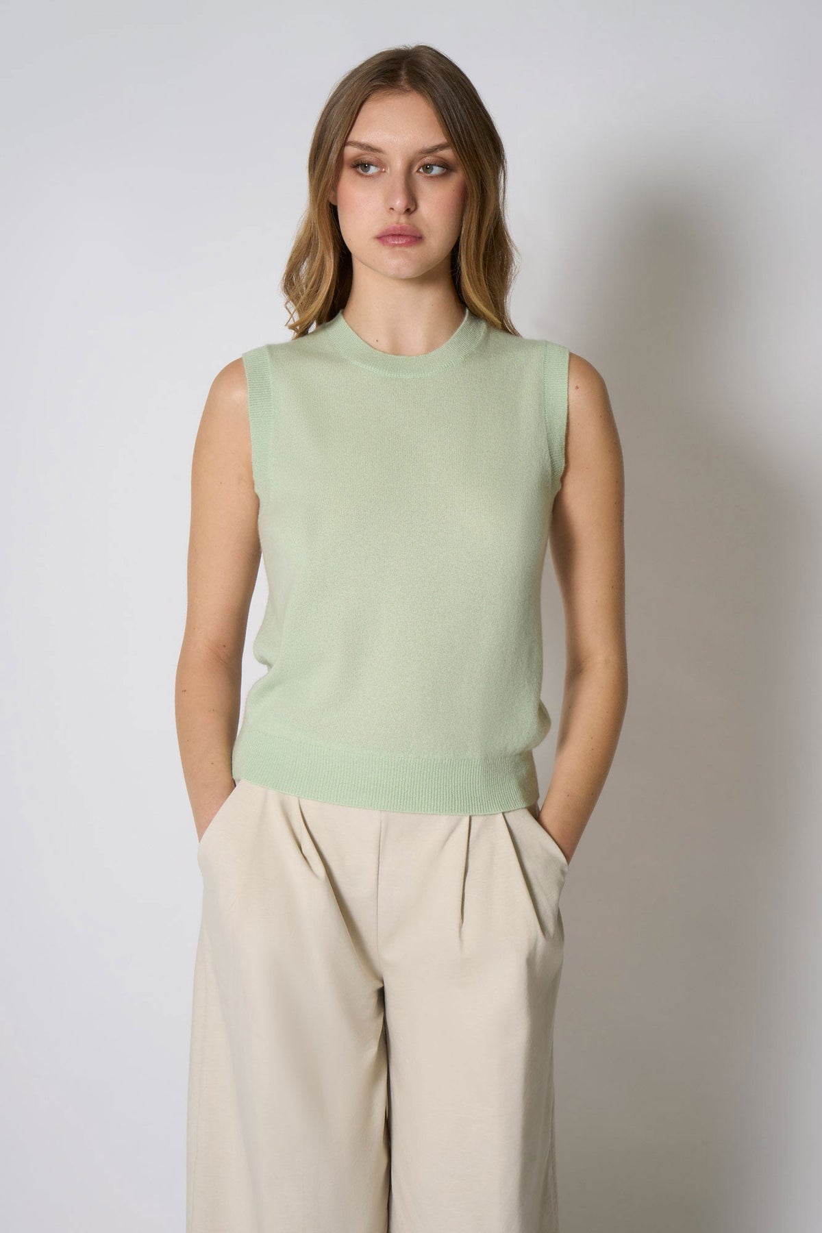 Girocollo Senza Maniche in Puro Cashmere Verde Pastello