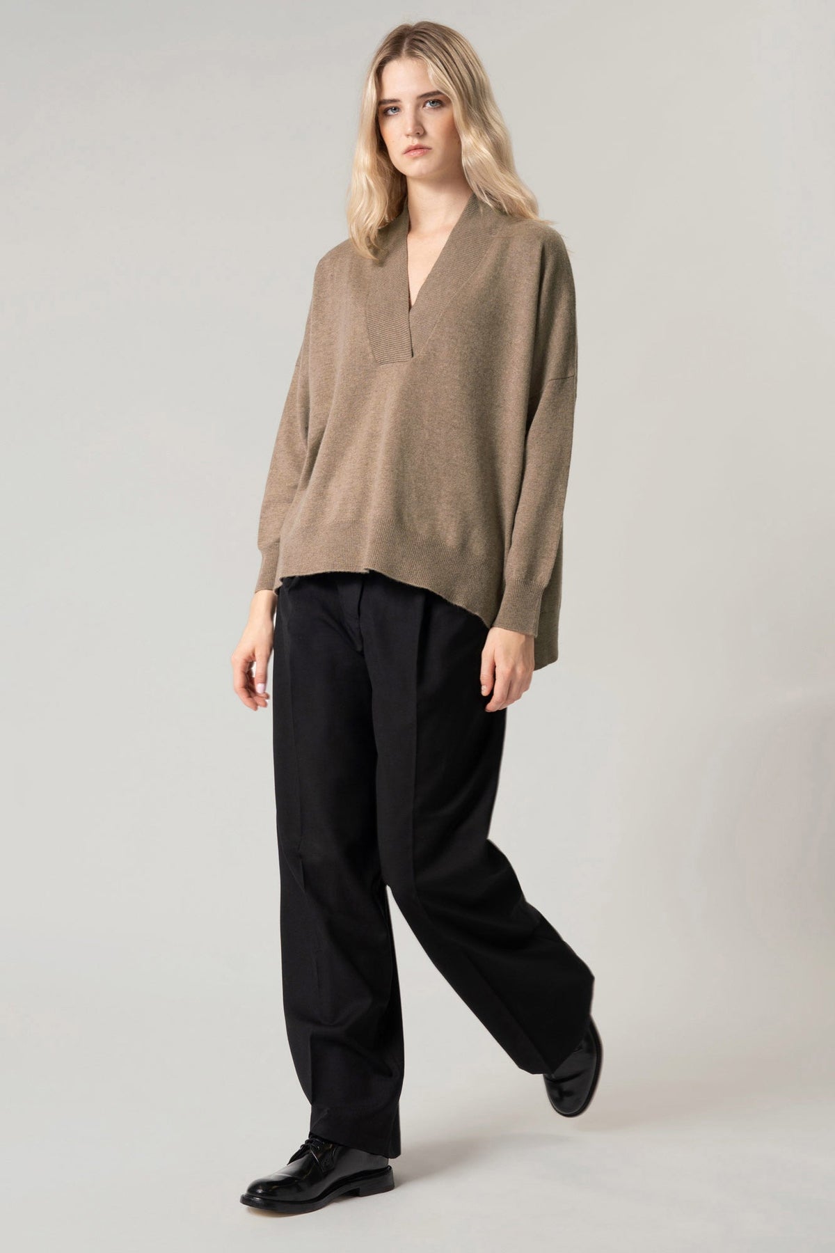 Maglia Over Collo a Scialle in Puro Cashmere Dune