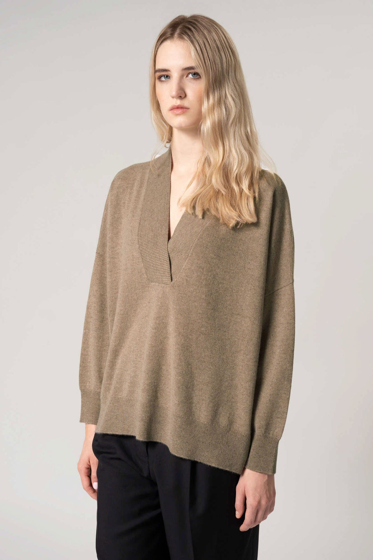 Maglia Over Collo a Scialle in Puro Cashmere Dune