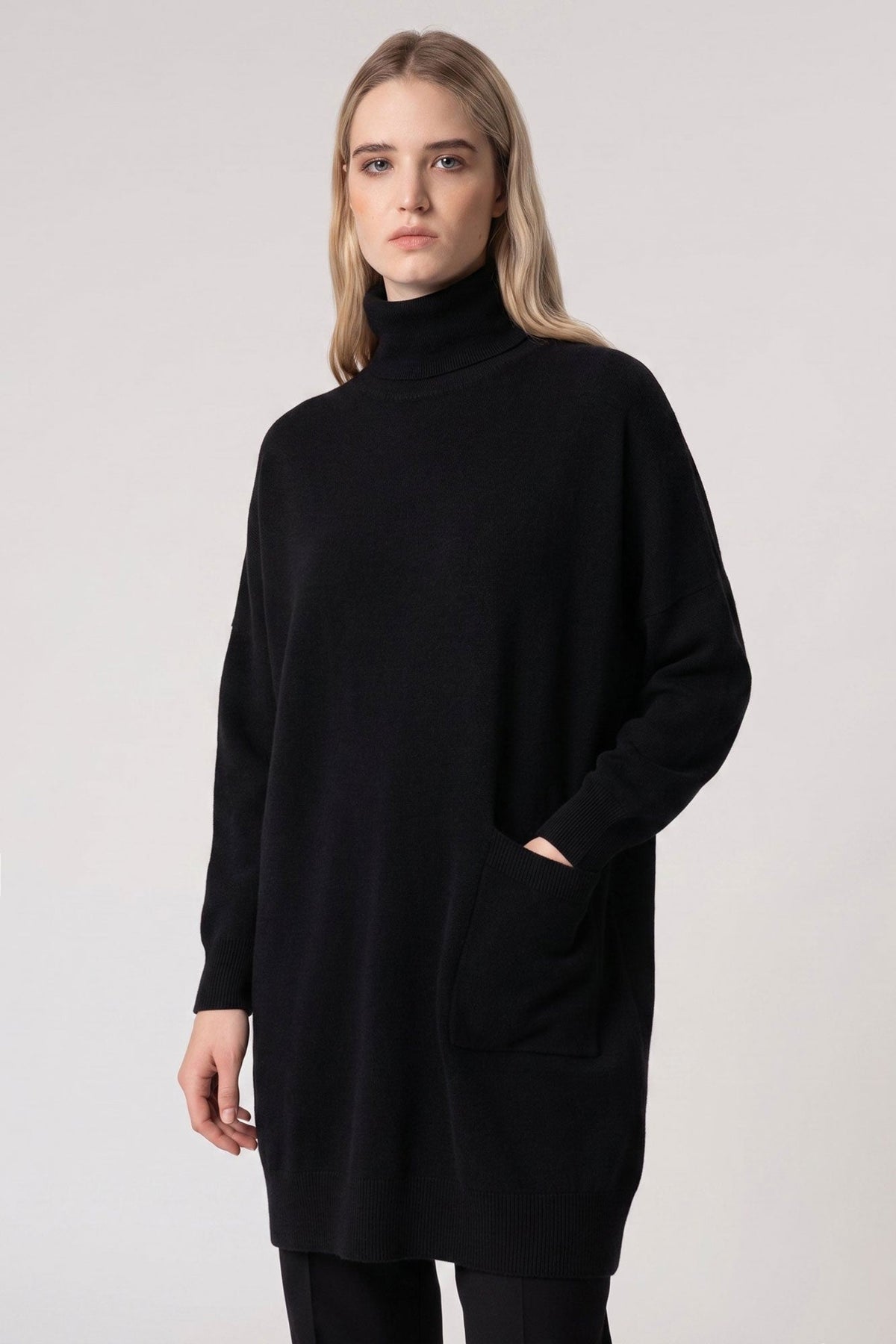 Dolcevita Maxi con Tasca in Puro Cashmere Nero