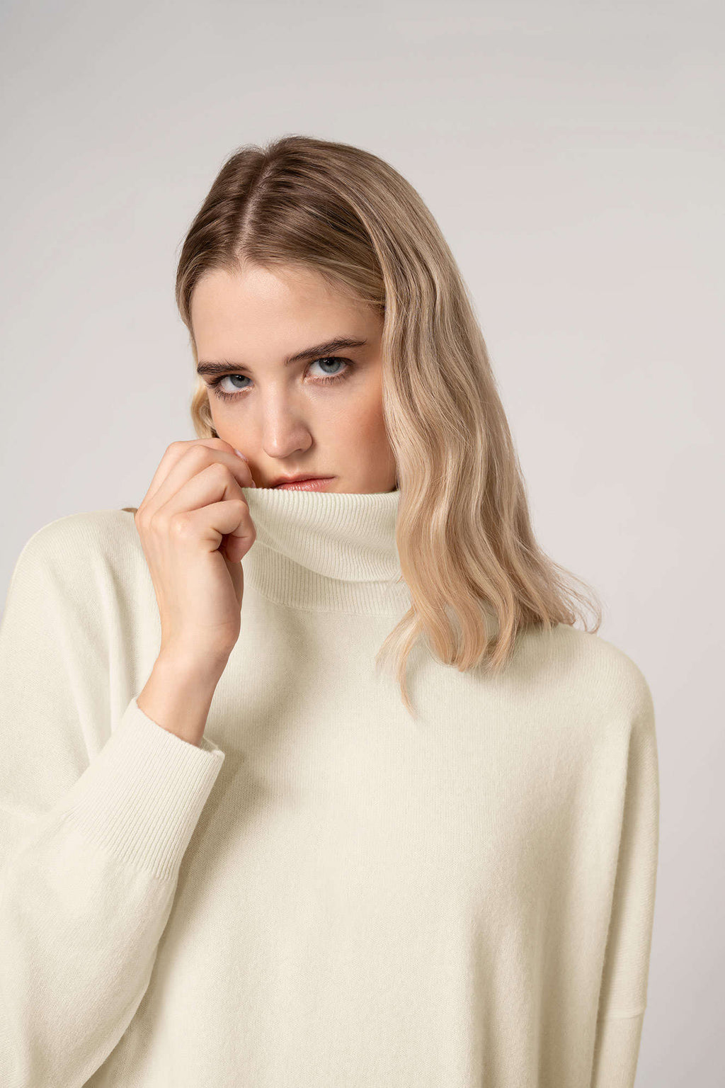 Dolcevita Maxi con Tasca in Puro Cashmere Latte