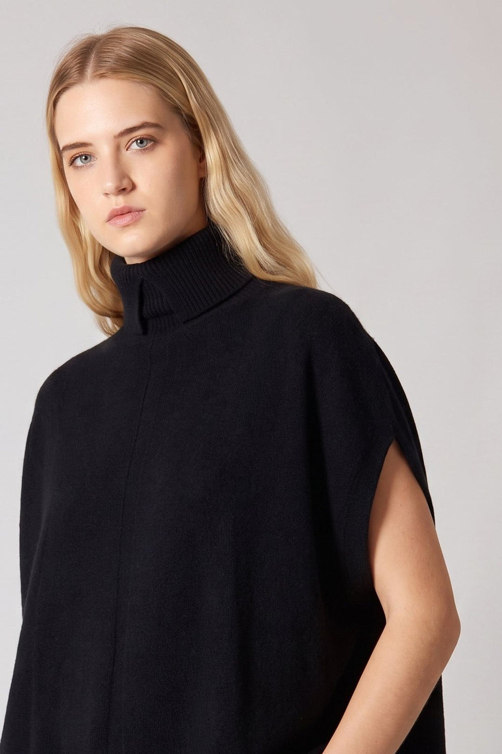 Cappa a Collo Alto con Spacchetto in Puro Cashmere Nero