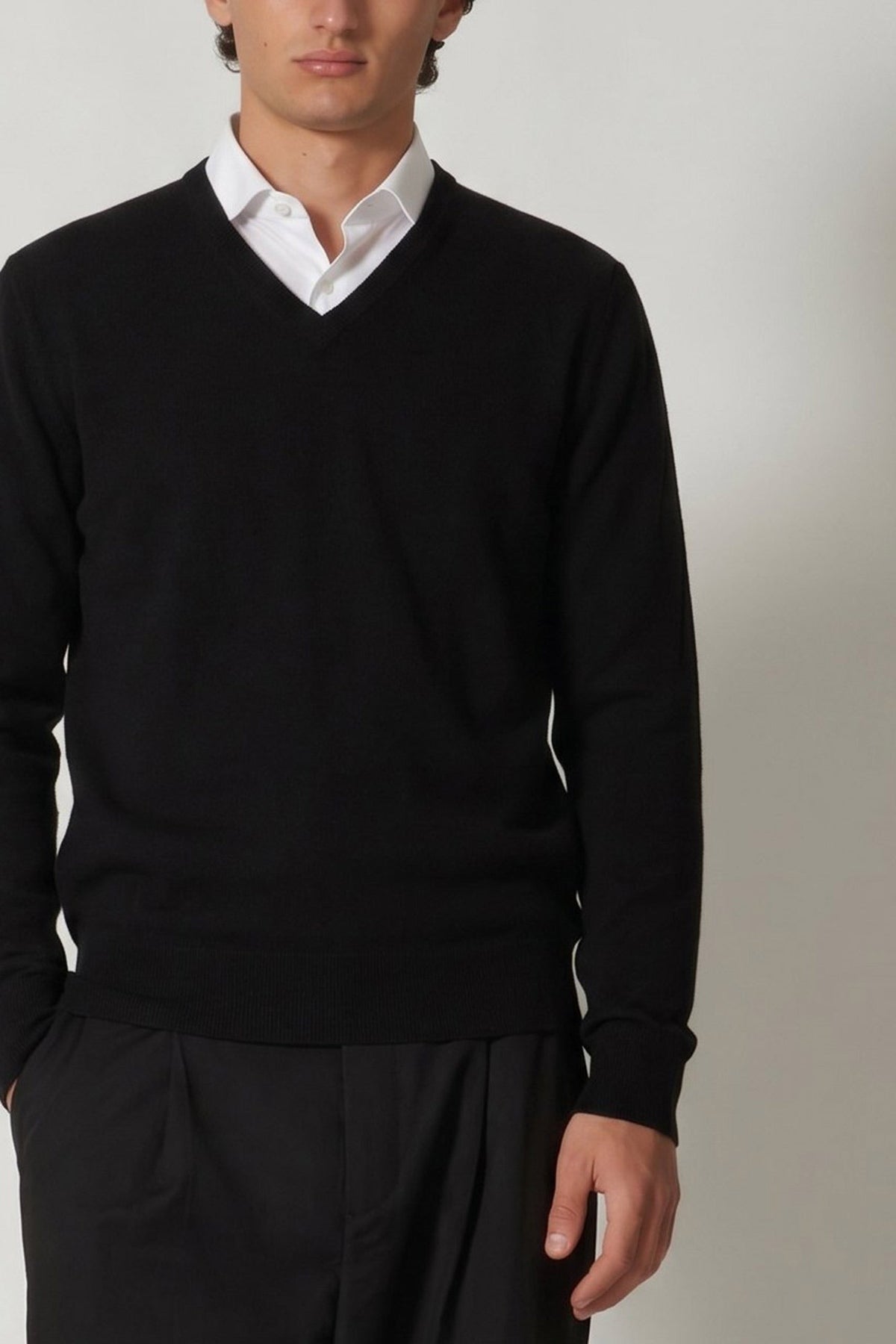 Maglia Scollo a V in Puro Cashmere Nero