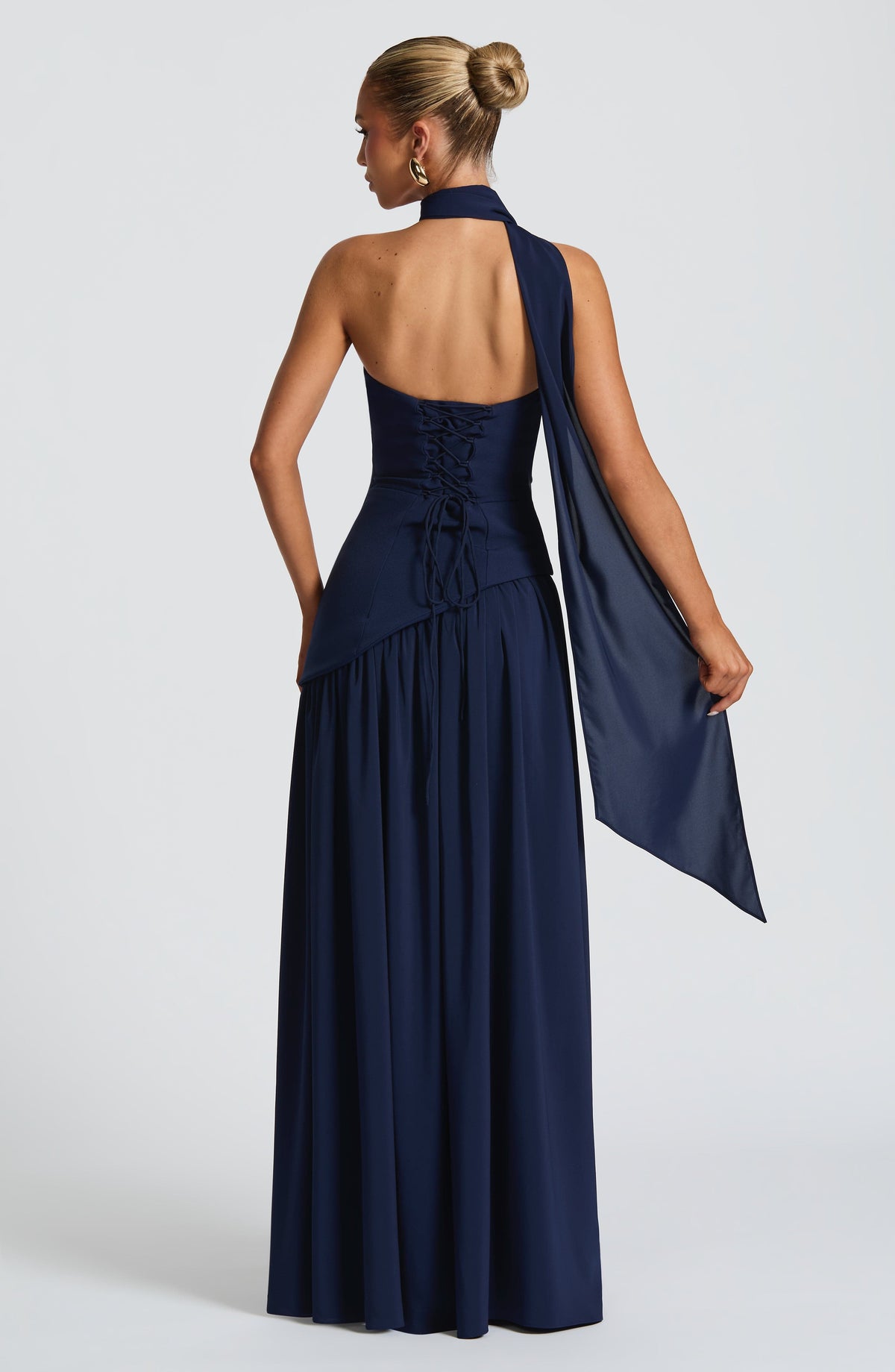 Elara™ | Abito Maxi Scultoreo con Scollo Halter e Spacco Profondo